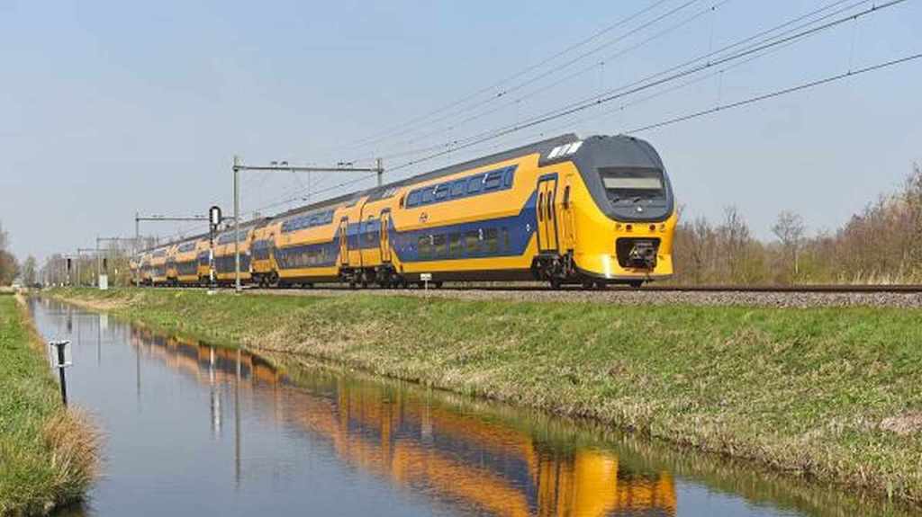 piętrowy pociąg państwowego holenderskiego przewoźnika NS